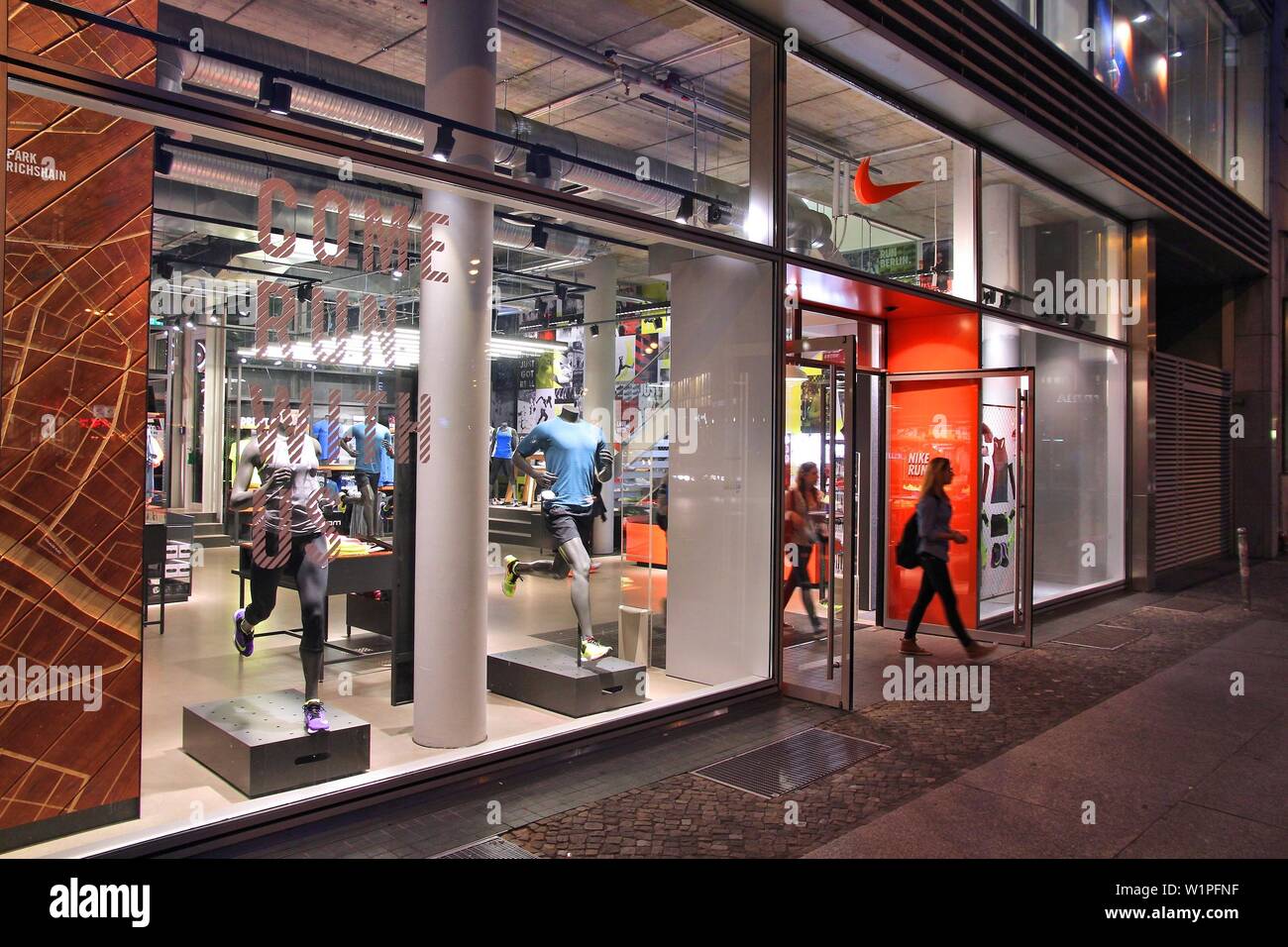 Berlino, Germania - 25 agosto 2014: la gente visita nike store a Berlino.  Nel 2014 Nike Inc gestisce alcuni 850 Sport al dettaglio delle merci i  negozi di tutto il mondo Foto stock - Alamy