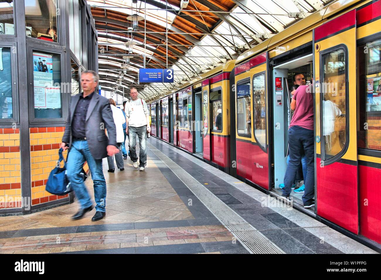 Berlino, Germania - 27 agosto 2014: la gente di attendere alla stazione Hackescher Markt della S-Bahn stazione ferroviaria di Berlino. S-Bahn Berlin serve 440 milioni annui corse (20 Foto Stock