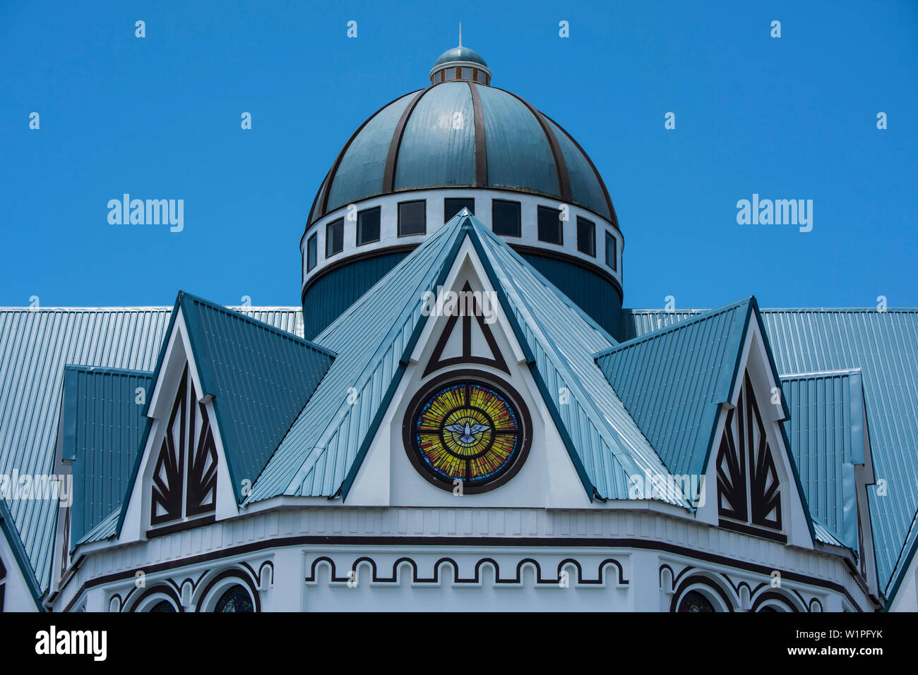 Cupola e dettaglio del tetto del blu, bianco e nero Cattedrale dell Immacolata Concezione (chiamato anche Cattedrale di Apia o Mulivai Cattedrale), costruito sulla s Foto Stock