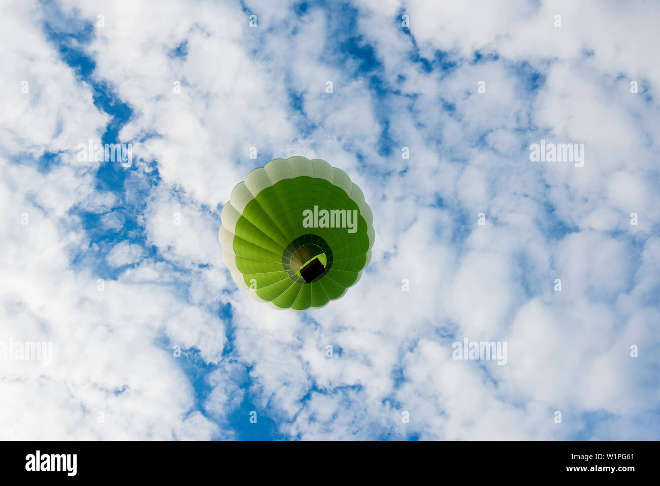 Verde Verde in mongolfiera ad aria calda nella parte anteriore del cielo blu con nuvole, Francia Foto Stock
