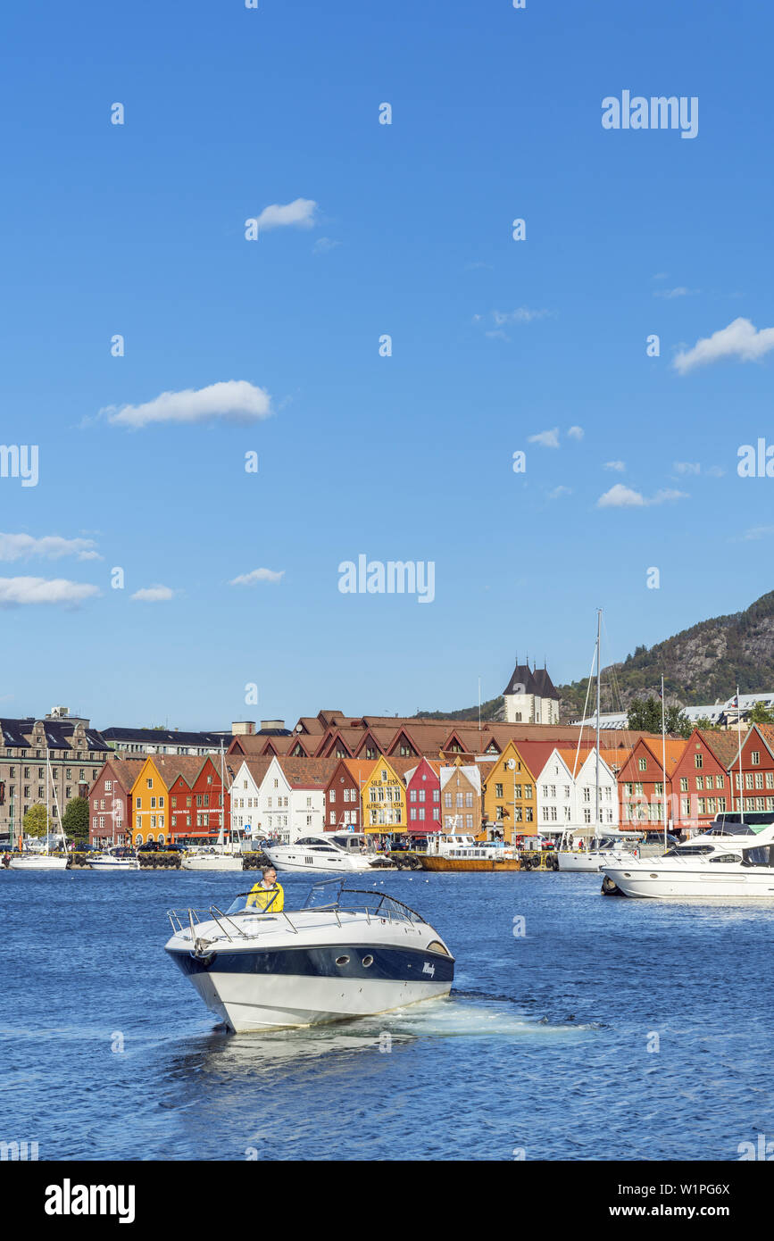 Barca di fronte hanseatic quater Bryggen, vecchia di Bergen Hordaland, Norvegia meridionale, Norvegia, Scandinavia, Nord Europa, Europa Foto Stock