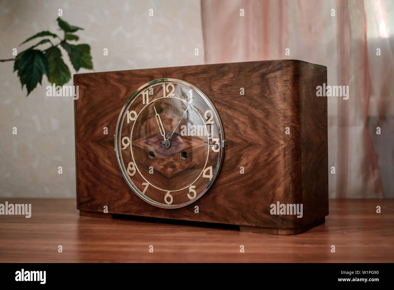 Vintage vecchio orologio da tavolo in cassa di legno con coperchio vetro  Foto stock - Alamy