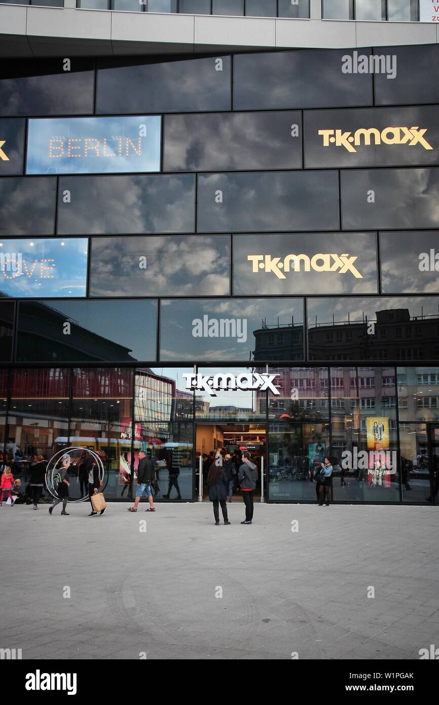 Berlino, Germania - 25 agosto 2014: la gente visita T.K. Maxx store a Berlino. Nel 2014 l'outlet abbigliamento e beni per la casa azienda dispone di alcuni negozi 1000 Foto Stock