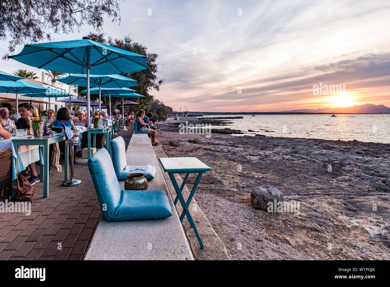 Tramonto a Baia di Alcudia, promenade a Colonia de Sant Pere, Maiorca, isole Baleari, Spagna Foto Stock