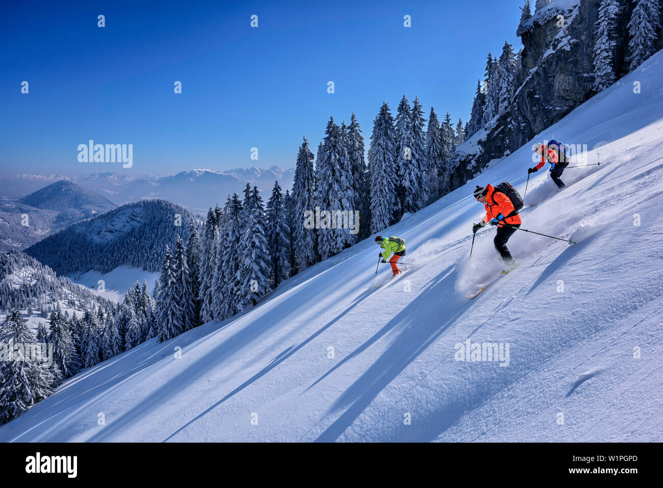 Tre persone sci backcountry discendente dalla Wildalpjoch, Wildalpjoch, Alpi Bavaresi, Alta Baviera, Baviera, Germania Foto Stock