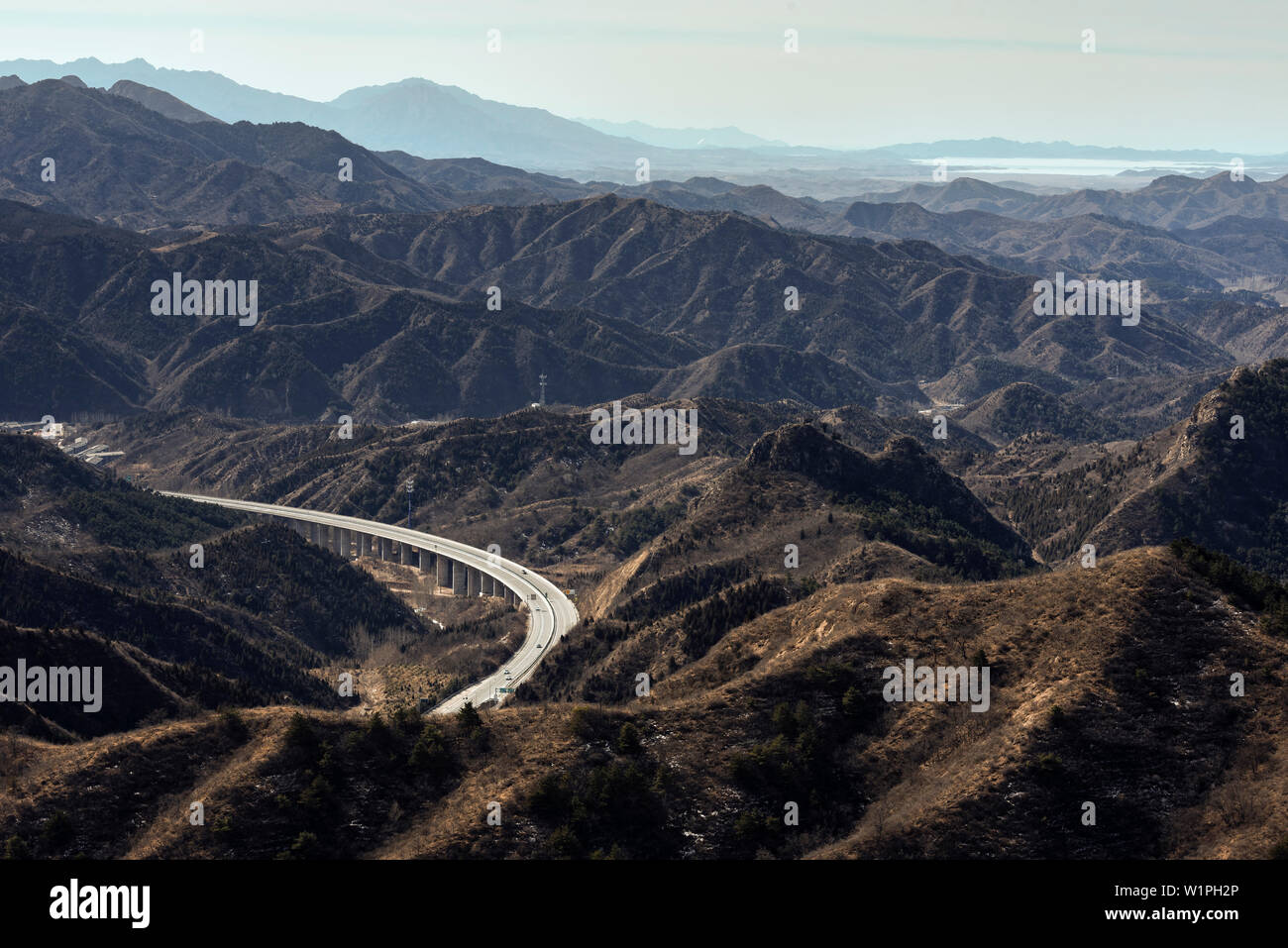 Paesaggio di montagna è tagliata da una strada, la Grande Muraglia della Cina, sezione Jinshanling, Luanping, Cina e Asia Foto Stock