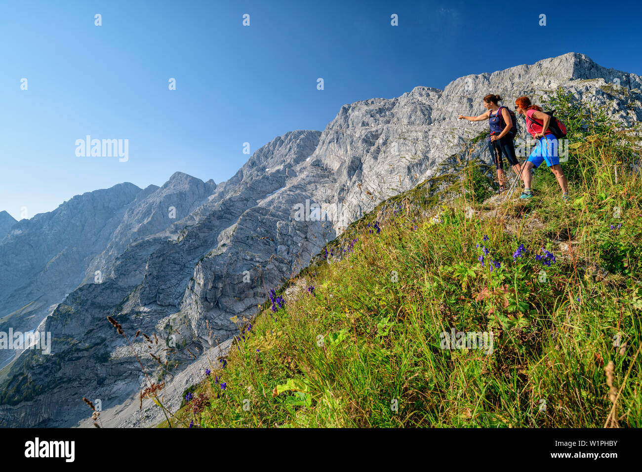 Due donne durante le escursioni, salire fino all'Hoher Göll Schuster pasta, Alta Goll, sulle Alpi di Berchtesgaden, Alta Baviera, Baviera, Germania Foto Stock
