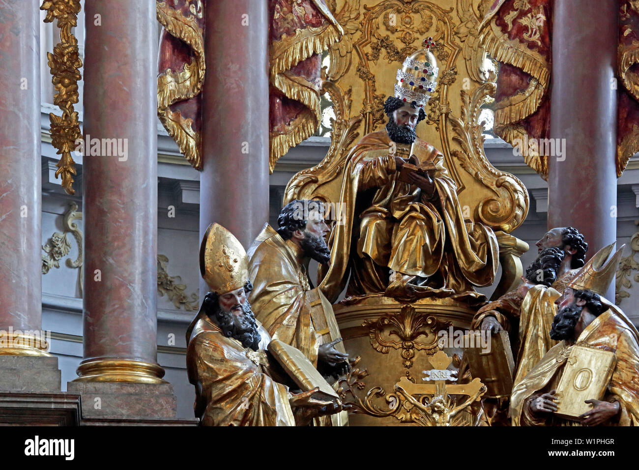 Altare maggiore nella chiesa di St Peter, Monaco di Baviera, Germania Foto Stock