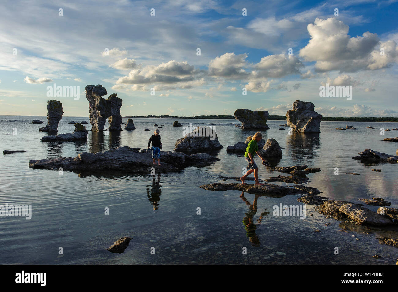 Abendlicht, "Abendrot", Atmosphaere, Mar Baltico, Felsen, Fotografieren, Insel, Isola, Kinder, Landschaft, Nacht, Nachtaufnahme, Scena Notturna, Ostseekues Foto Stock