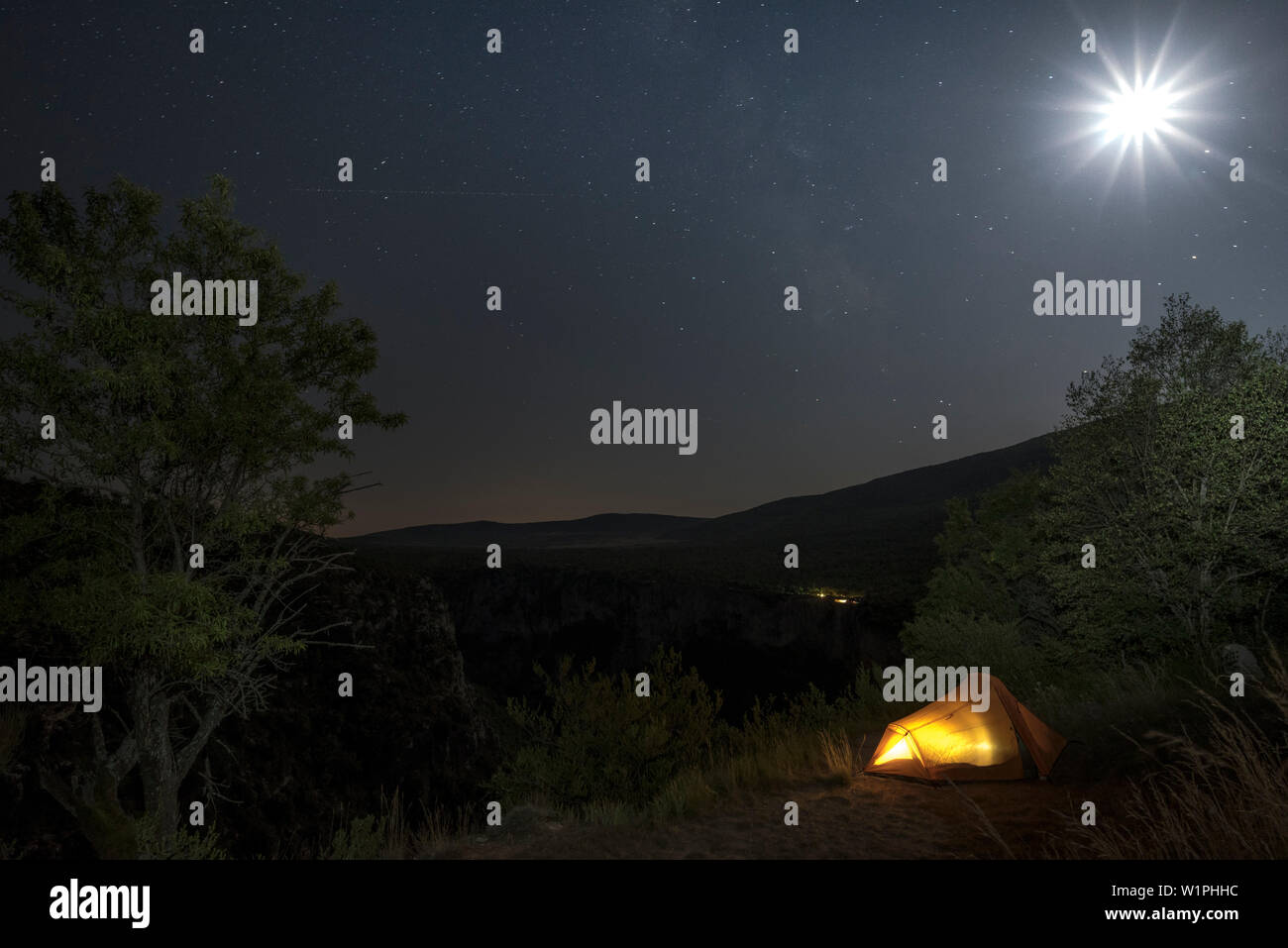 Camping, cercando fino a un cielo stellato, la Via Lattea, Verdon Gorge, Route des Cretes, Vosges, Provence-Alpes-Côte d'Azur, in Francia Foto Stock