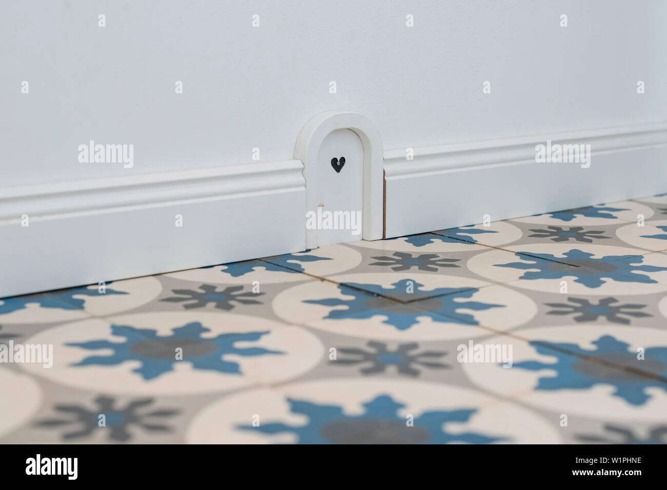 Costeggiando con porta di ingresso per il mouse, la casa spirito o il cordiale leprechaun, Korbach, Hesse, Germania, Europa Foto Stock