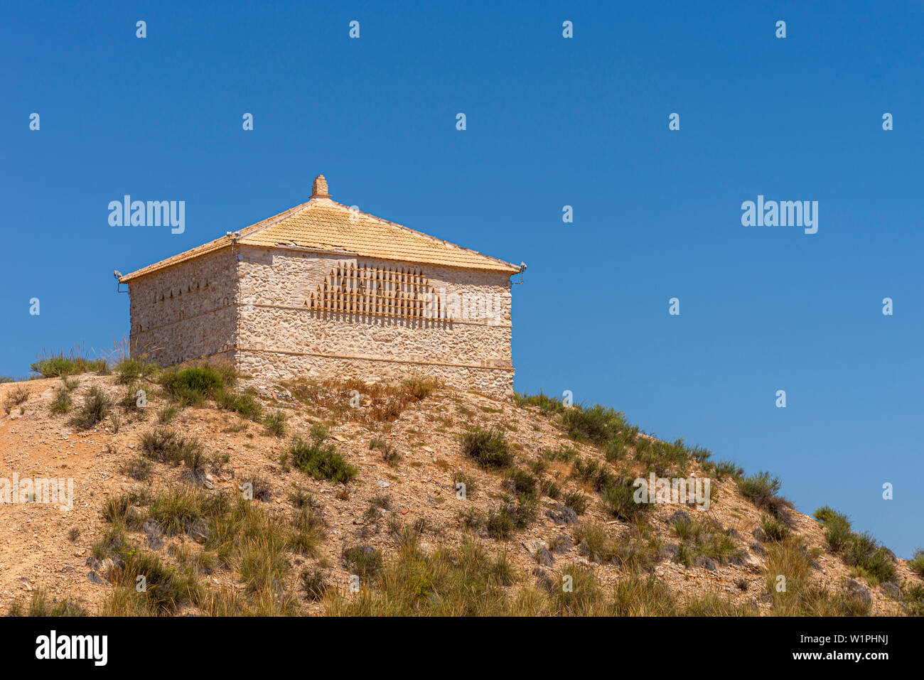 Alta dovecot su un tumulo Peraleja sul campo da golf e le proprietà Sucina, Murcia, Spagna, Europa. Corso ha chiuso e caduto in rovina Foto Stock