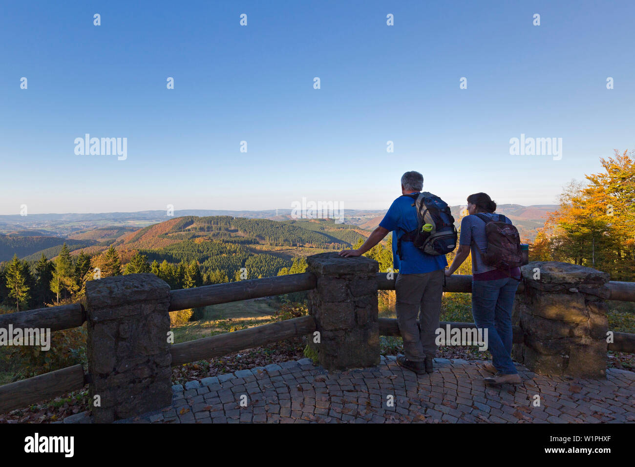 Gli escursionisti alla ricerca dalla Hohe Bracht look-out, vicino a Lennestadt, Rothaar mountains, Sauerland, Nord Reno-Westfalia, Germania Foto Stock