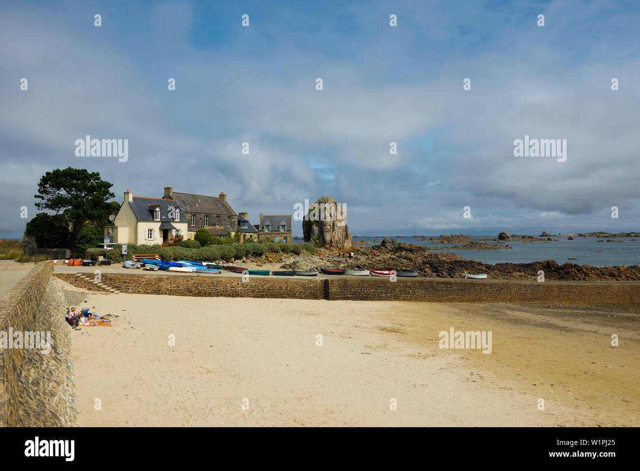 Spiaggia di sabbia, La Gouffre, Plougrescant, Côte de Granit Rose, Cotes d'Armor Bretagna, Francia Foto Stock