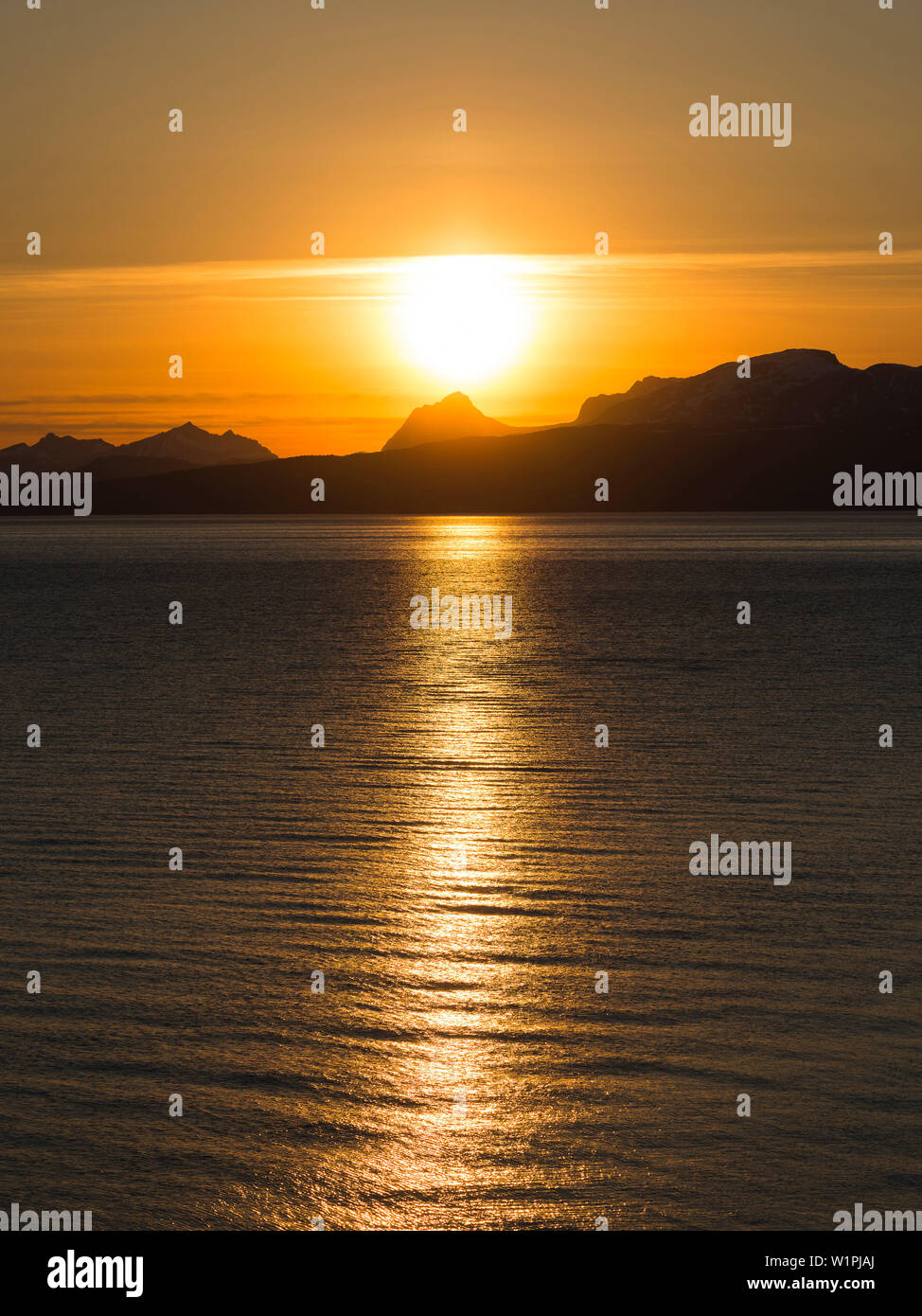 Sun bassa vicino Flakstadvag, Senja Isola, Norvegia Foto Stock