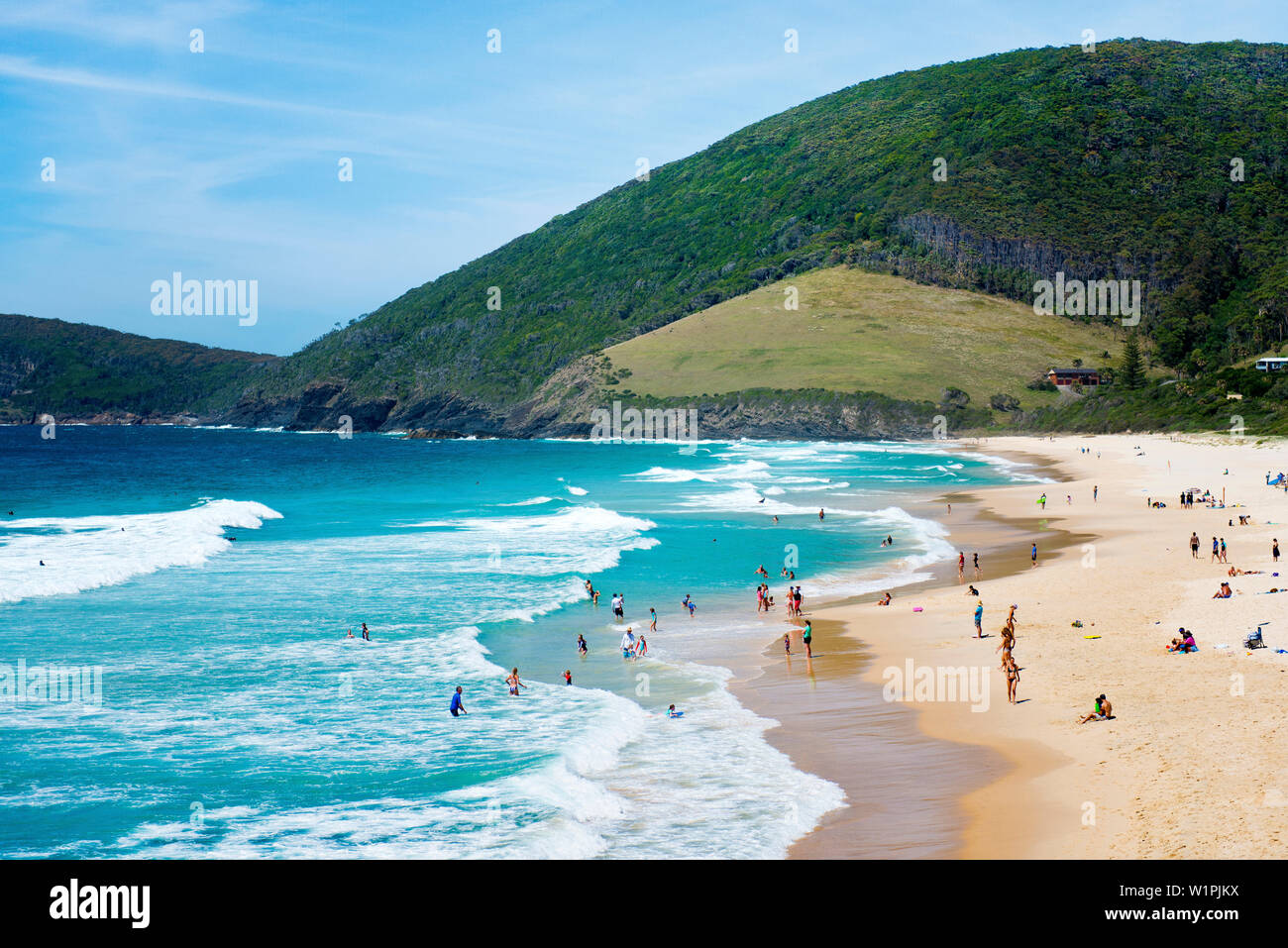 La popolare spiaggia Blueys è delimitato alle sue estremità sud dalla testa Blueys. Foto Stock