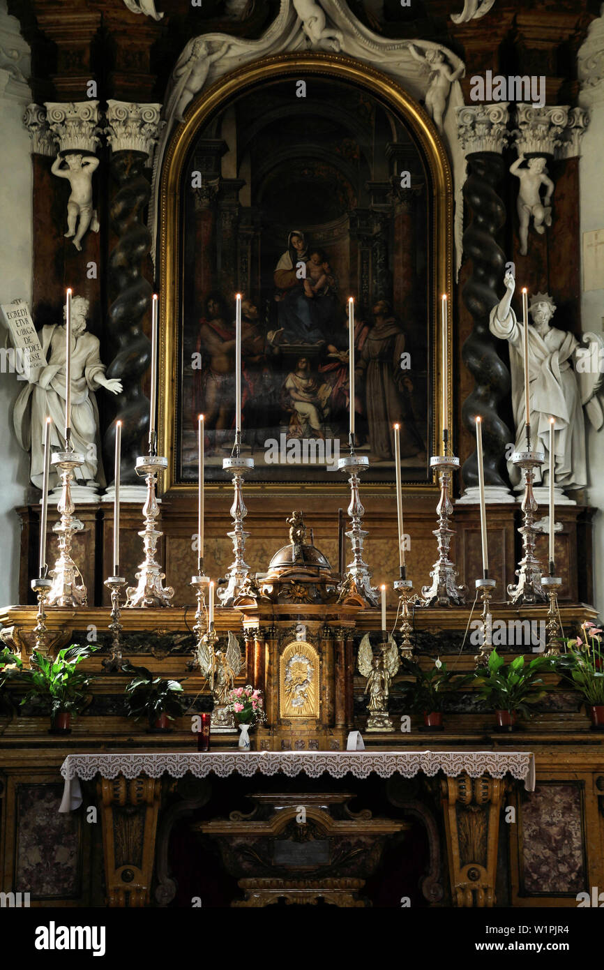 Parma, Italia - Regione Emilia Romagna. Altare nella chiesa dell'Annunciazione (Chiesa della Santissima Annunziata). Foto Stock