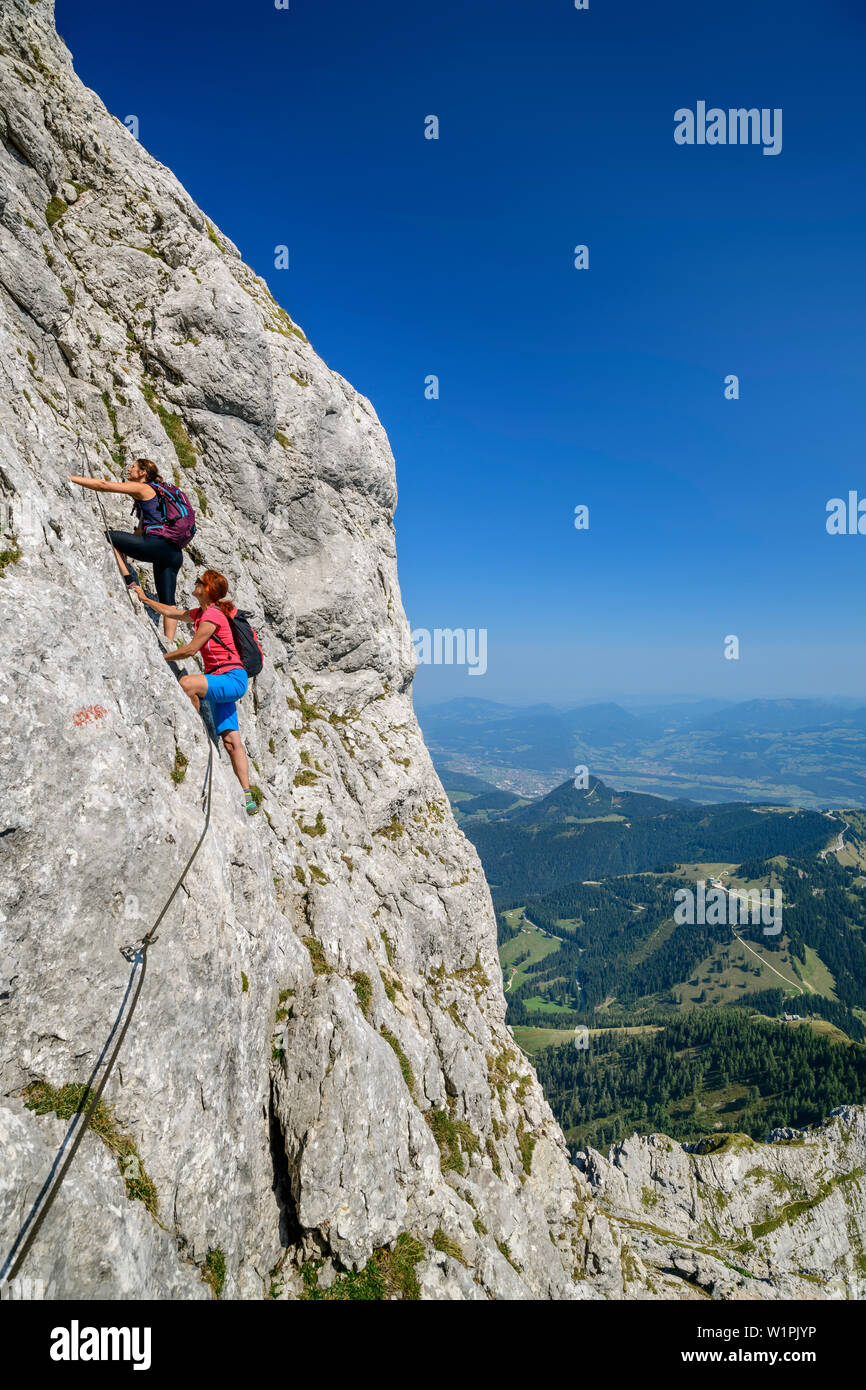 Due donne che si elevano al di sopra assicurata in salita al goll, Schuster pasta, Alta Goll, sulle Alpi di Berchtesgaden, Alta Baviera, Baviera, Germania Foto Stock