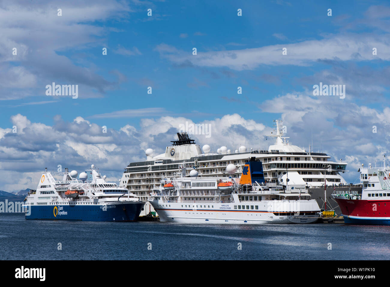 Un cluster di navi da crociera si trovano presso il molo, comprese tre piccole navi spedizione: il rosso-e-bianco spedizione MS (appena visibile a destra G Adve Foto Stock