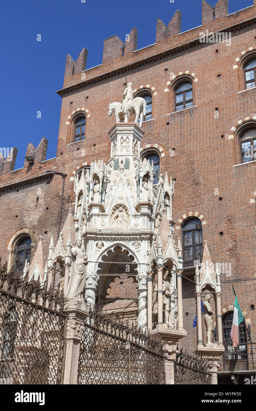 Tomba di scaligero dalla chiesa di Santa Maria Antica, Verona, Veneto, Italia settentrionale, Italia, Europa meridionale, Europa Foto Stock
