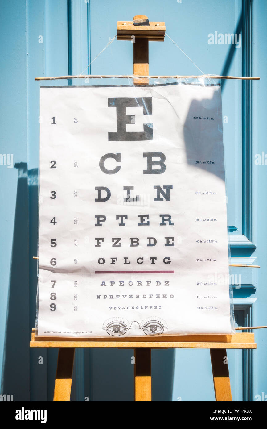 Vecchio vintage Snellen grafico oculare per testare la vista con le grandi e piccole lettere su uno sfondo blu. Foto Stock