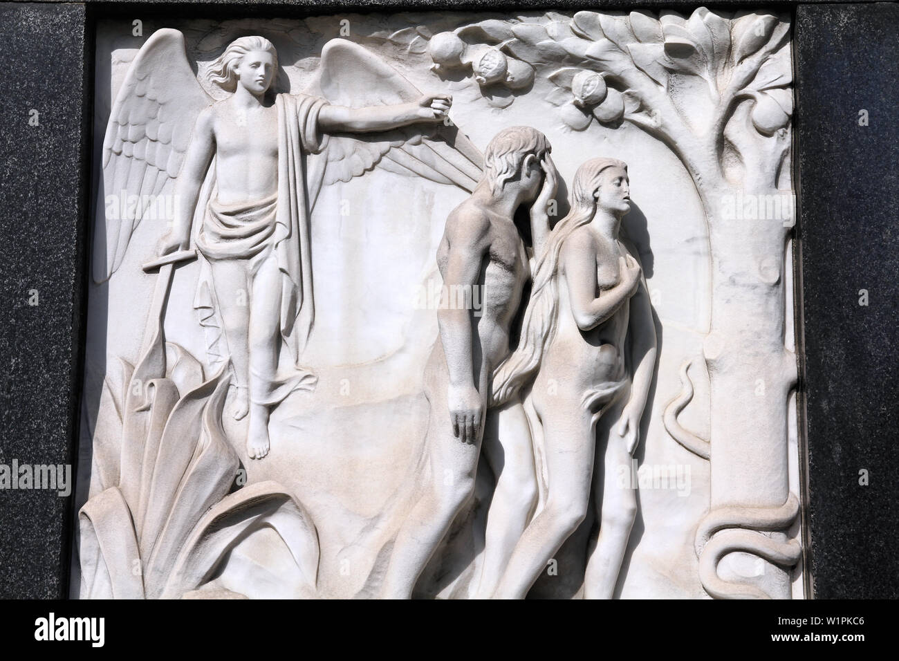 Milano, Italia. Vecchia scena biblica la scultura al Cimitero Monumentale (Cimitero Monumentale). Arte religiosa raffigurante Adamo ed Eva cacciata dal Foto Stock