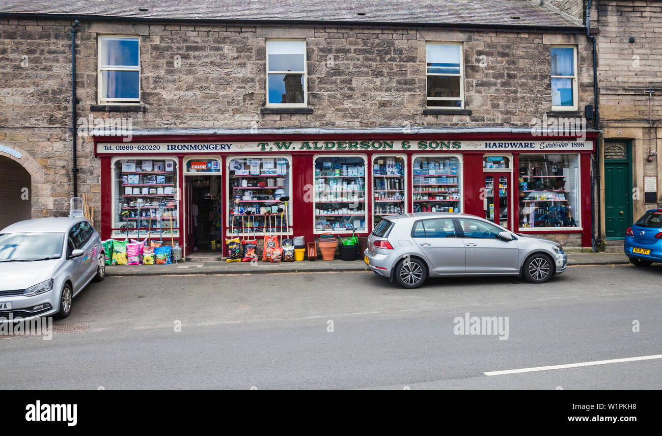 TW.Alderson & Sons, ferramenta e Hardware shop in Rothbury,l'Inghilterra,UK Foto Stock