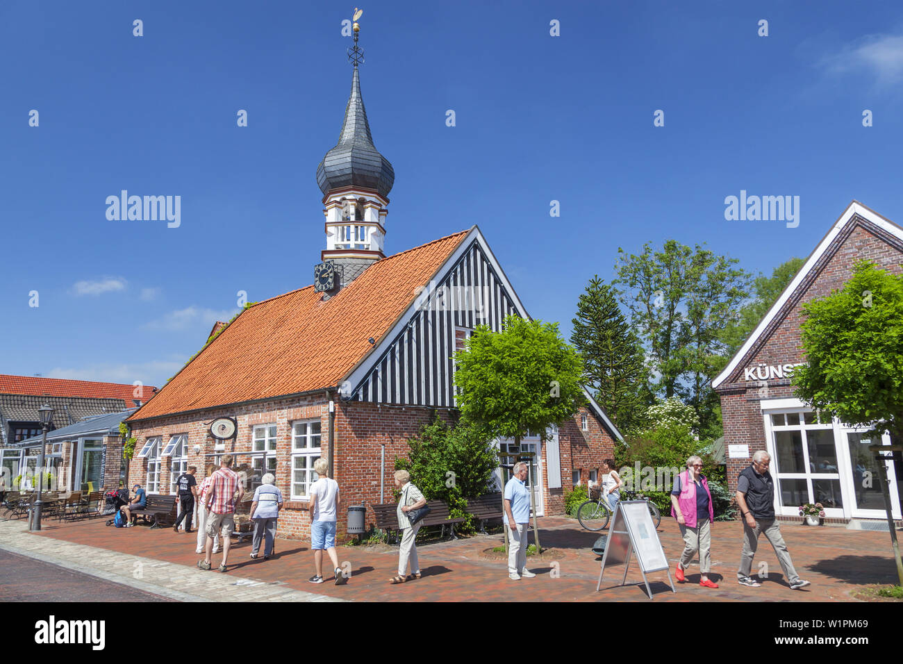 Casa degli artisti di Hooksiel nell'ex municipio, Frisia orientale, Friesland, Bassa Sassonia, Germania settentrionale, Germania, Europa Foto Stock