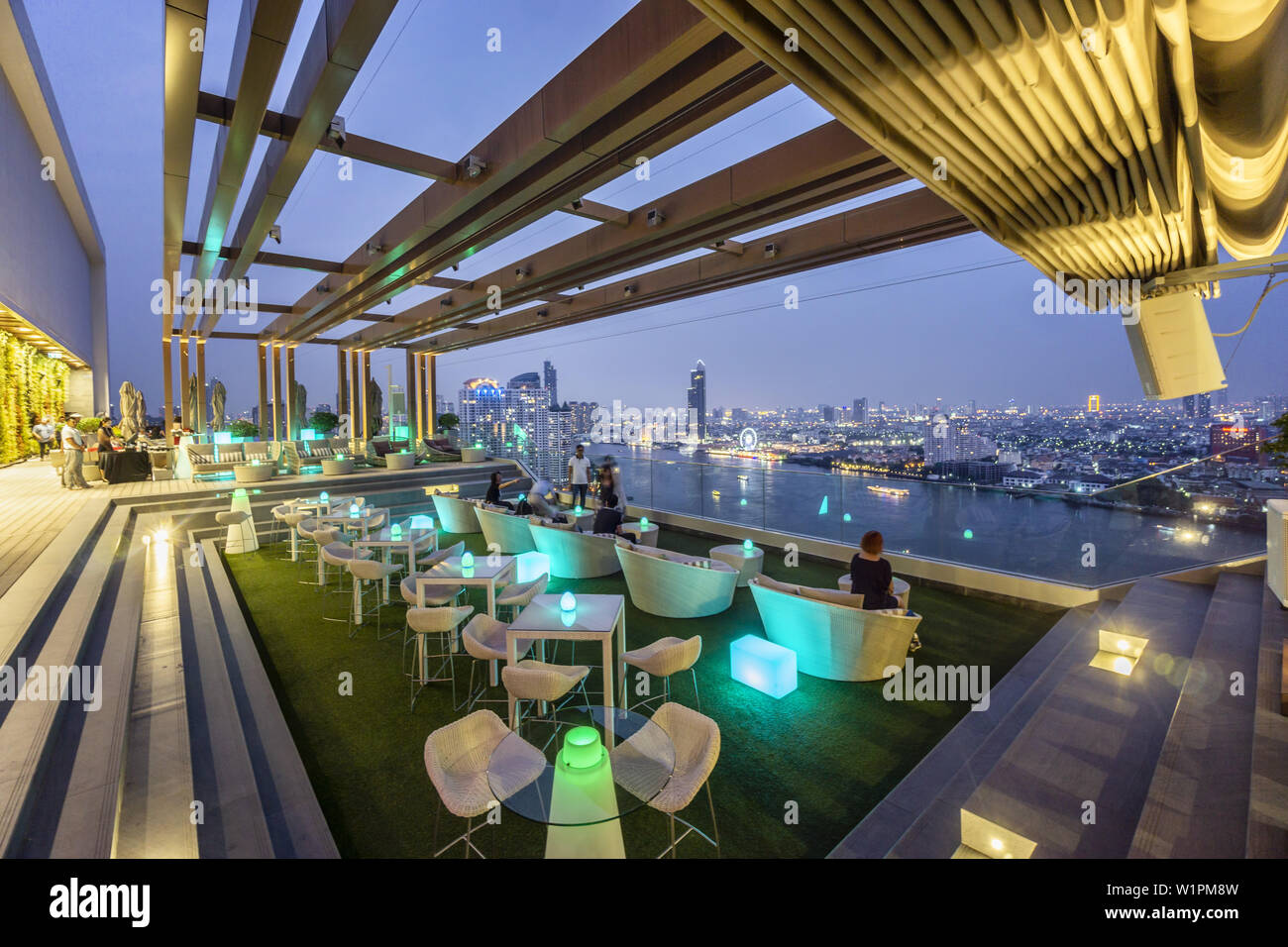 Atteggiamento Skybar, Hotel Avani, vista dello skyline di punto, skybar, Lounge, tetto, bar, Bangkok, Thailandia Foto Stock