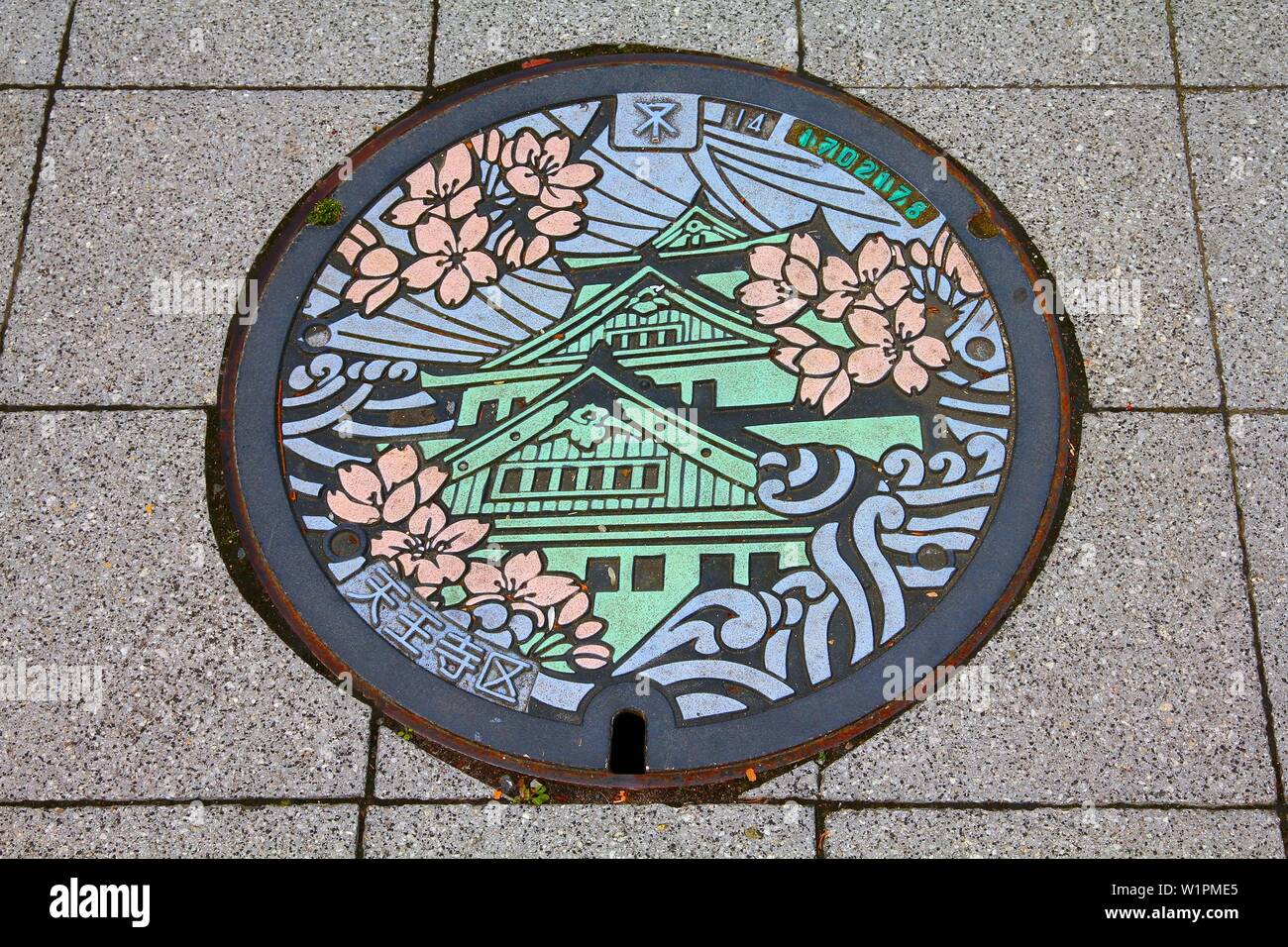 OSAKA, Giappone - 25 Aprile 2012: Decorative chiusino di Osaka. Il Giappone ha spesso decorativo coperchi fogna. Foto Stock