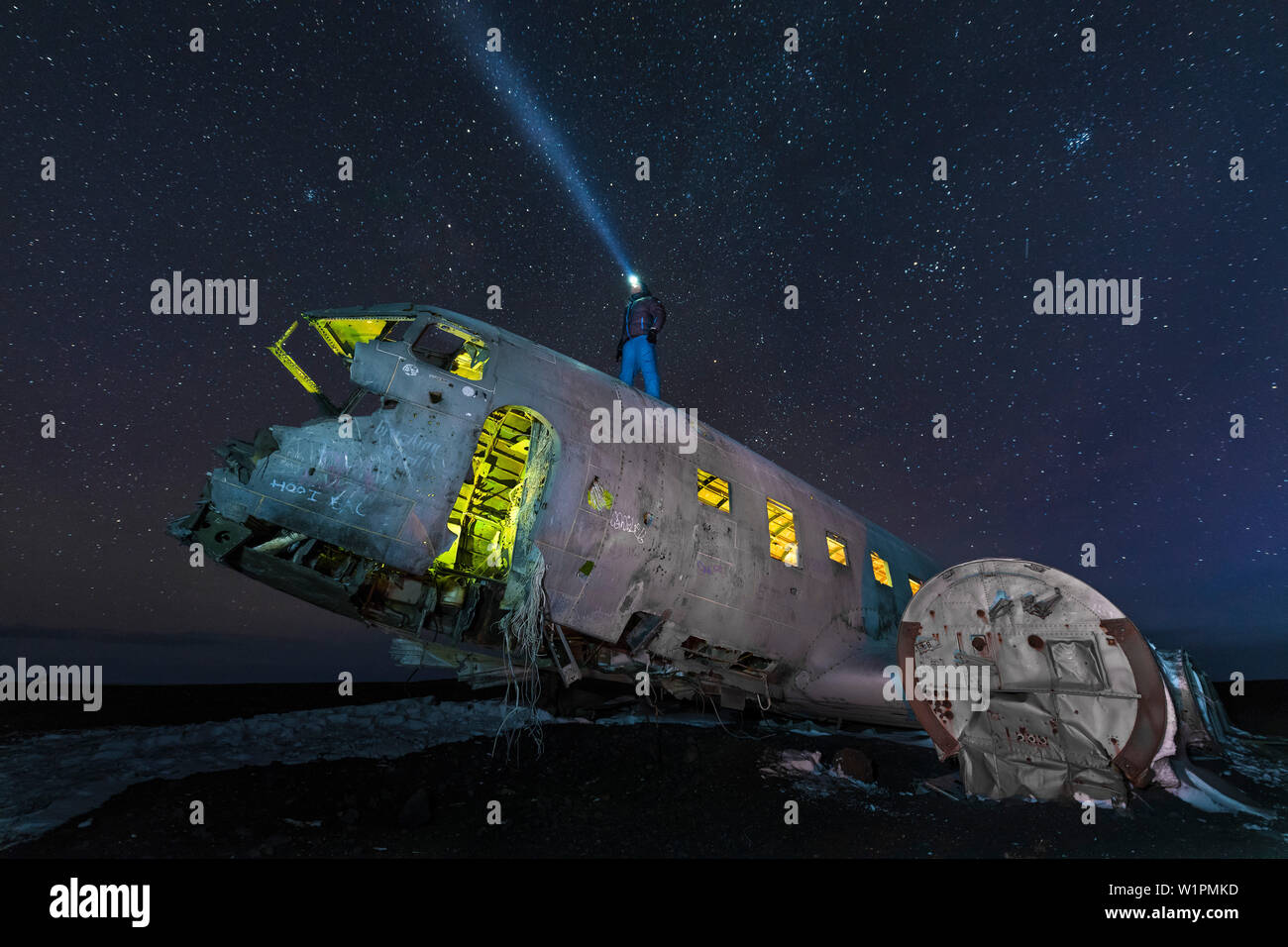 Cielo stellato al planewreck di un C117 che crash sbarcati nella Sólheimasandur, southcoast, Islanda Foto Stock