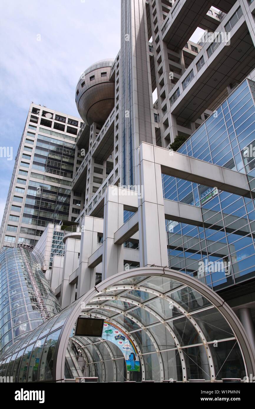TOKYO, Giappone - 11 Maggio 2012: Fuji TV edificio in Tokyo. Fuji TV Studios edificio a isola di Odaiba è stato progettato dal famoso Kenzo Tange e è uno di mos Foto Stock