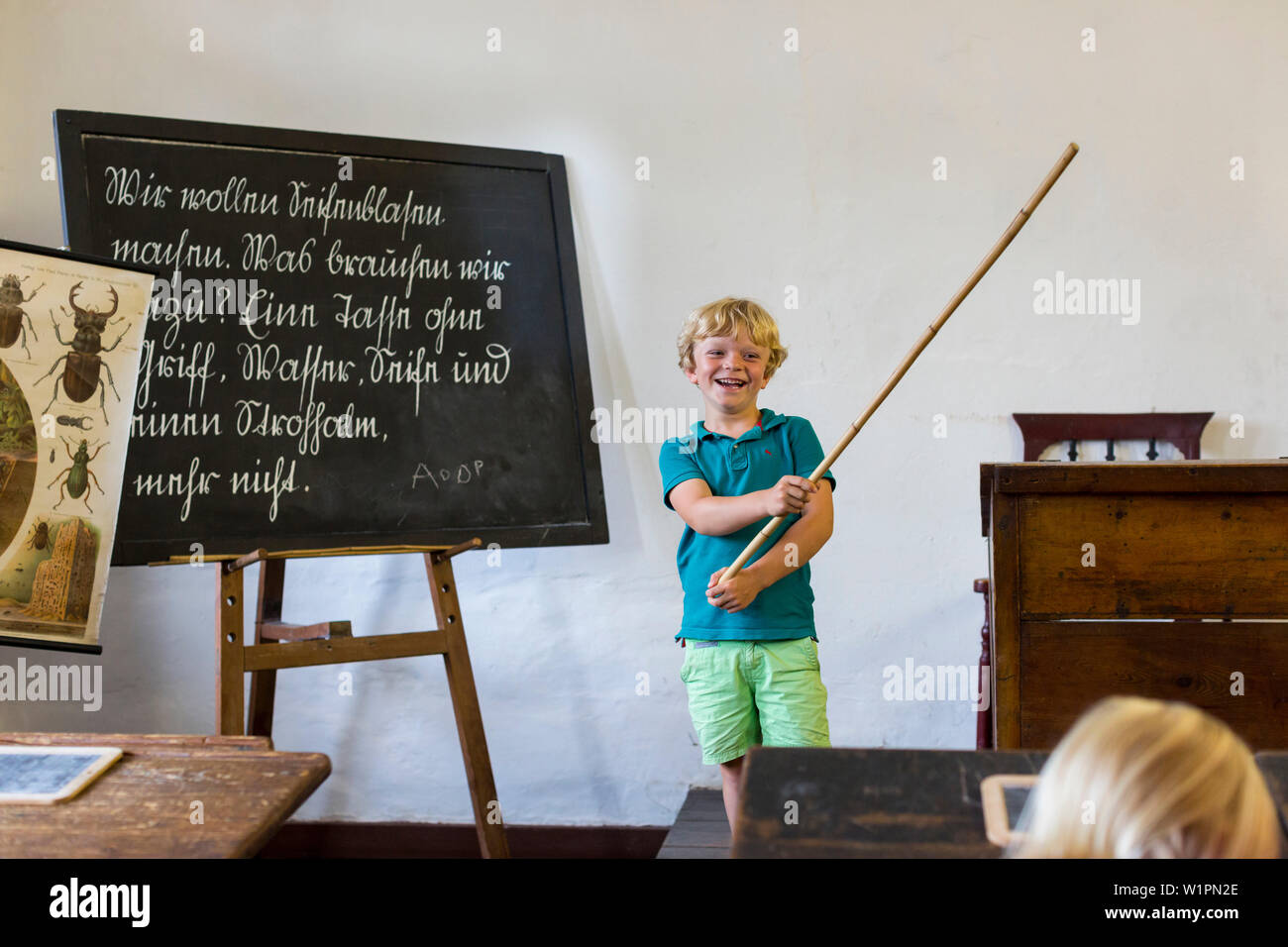 Little Boy con bastone, lavagna, iscrizione a scuola, museo all'aperto Mueß, capitale provinciale, Mecklenburg laghi, Signor, Schwerin, Mecklenburg-West Foto Stock