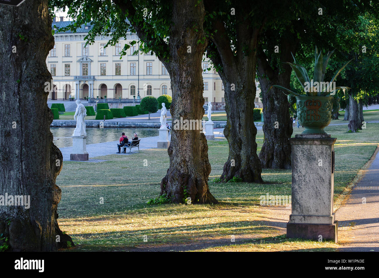Tree Avenue di fronte al Castello di Drottningholm, Stoccolma, Svezia Foto Stock