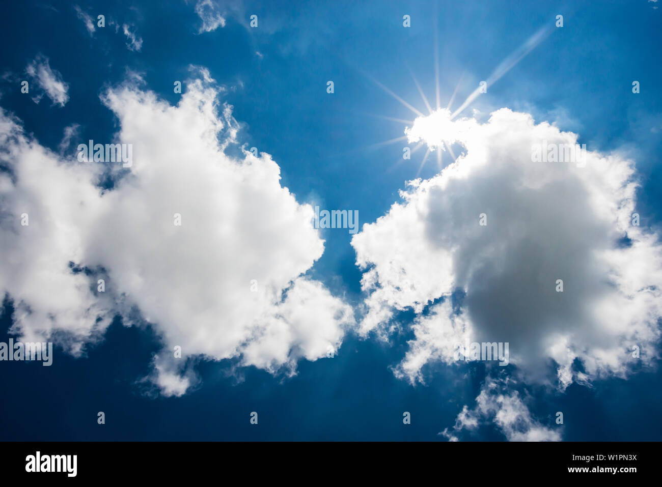 Cumulus nuvole con sole e cielo blu, soffici nuvole Foto Stock