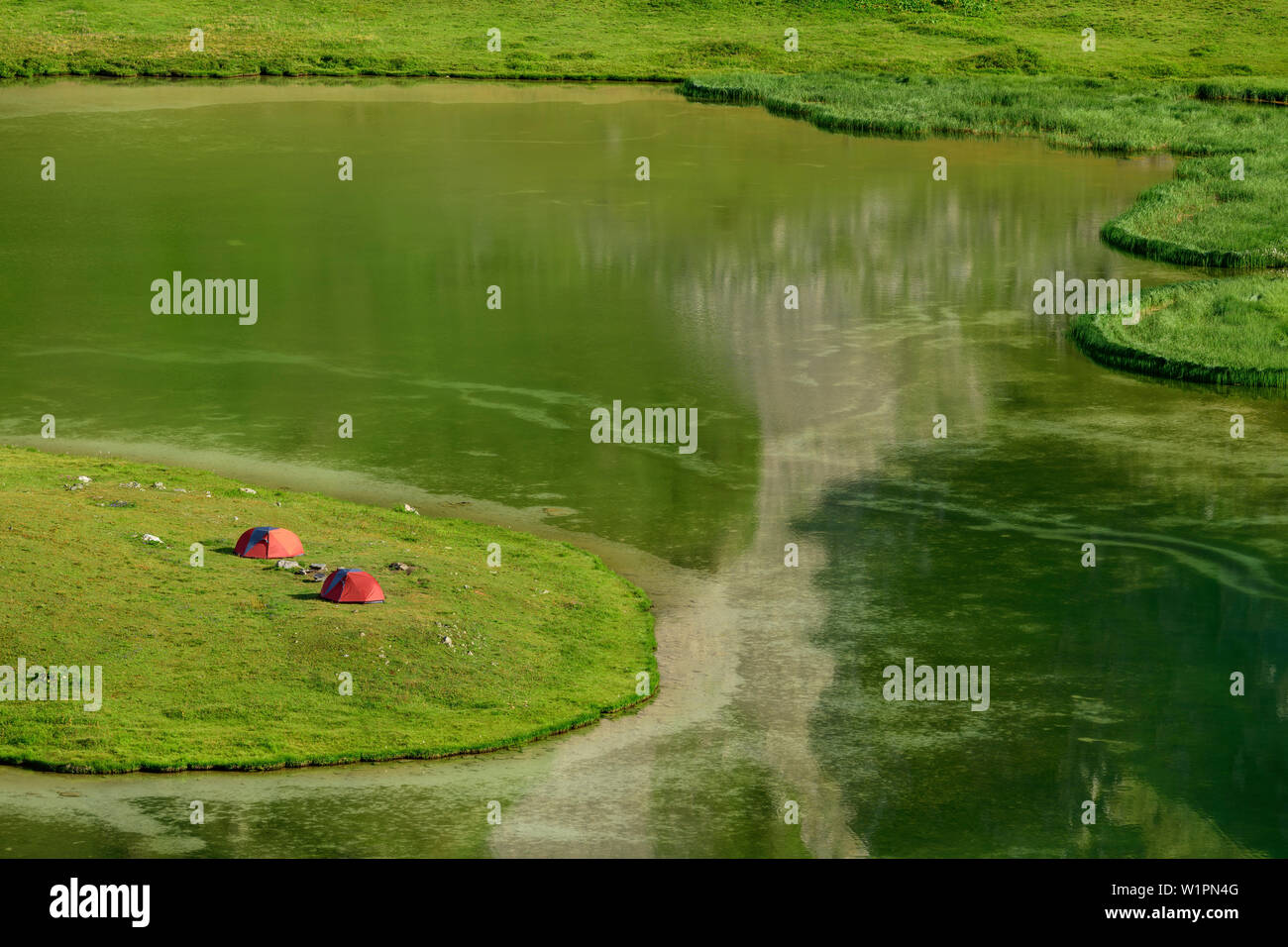 Due tende permanente al lago Lac Cerces, lago Lac Cerces, Dauphine, Dauphiné, Hautes Alpes, Francia Foto Stock