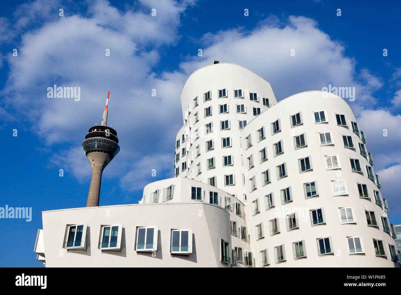 Televison tower e Neuer Zollhof (architetto: F.O. Gehry), Medienhafen, Duesseldorf, nella Renania settentrionale-Vestfalia, Germania Foto Stock