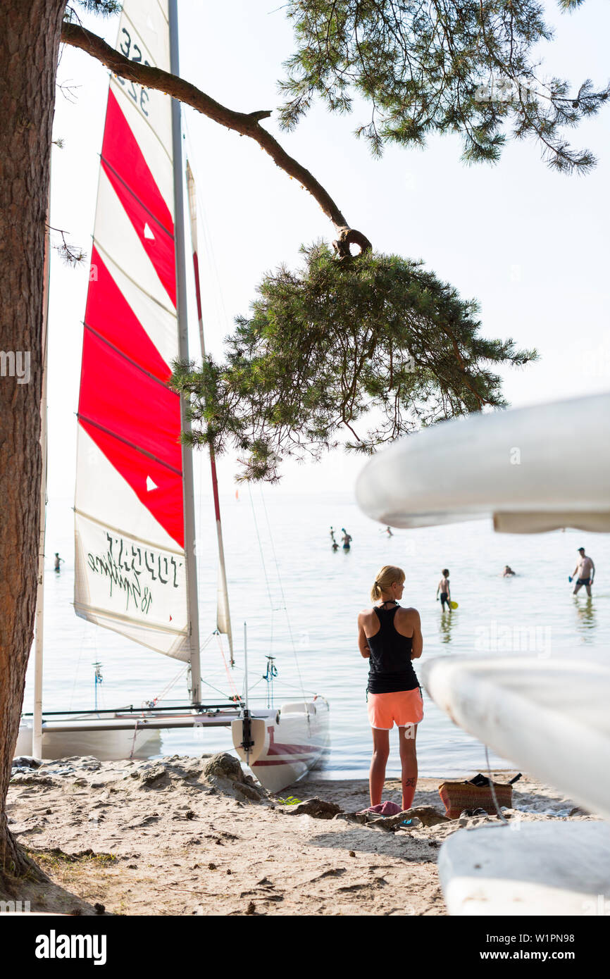 Barche, barche a vela, scuola di windsurf, riva del lago Müritz, Mecklenburg laghi, Meclemburgo Lake District, Boeker Mühle, Meclemburgo-Pomerania Occidentale Foto Stock