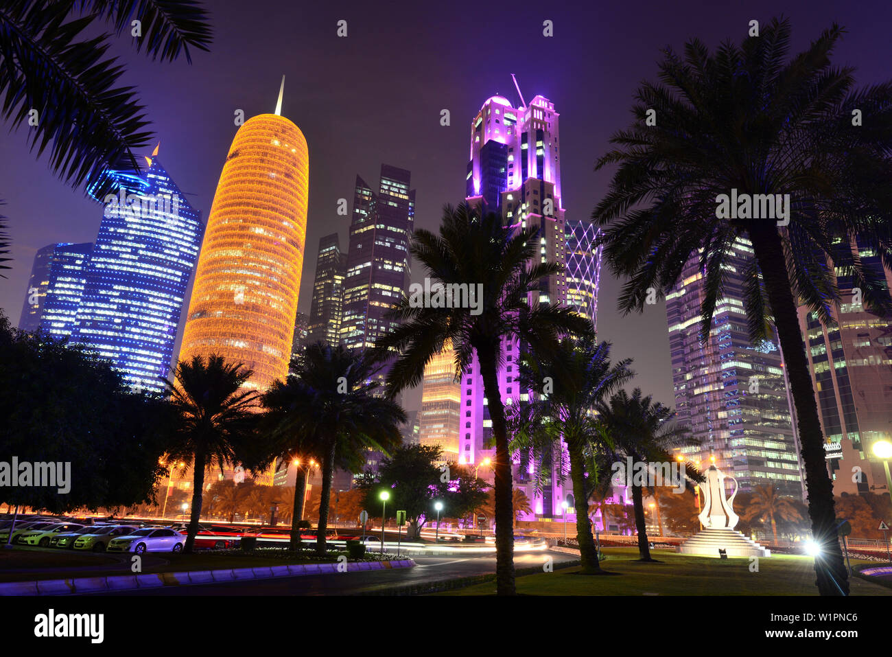 Di notte presso i grattacieli al nord Corniche, Doha, Qatar Foto Stock
