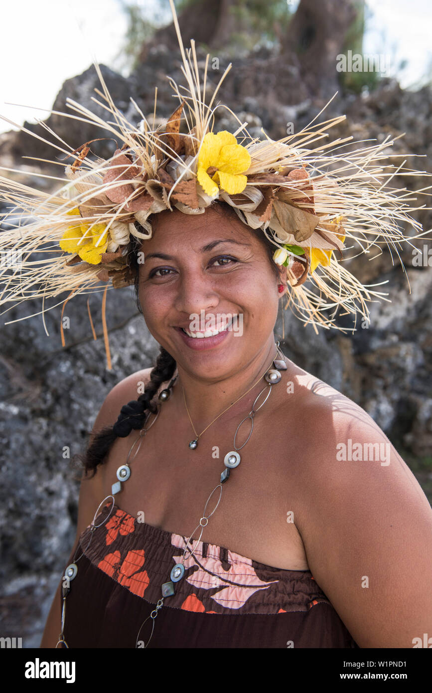 Una donna locale che indossa un copricapo di fiori e di altro materiale vegetale sorrisi a viewer, Rimatara, Isole Australi, Polinesia francese, Sud Pacifico Foto Stock
