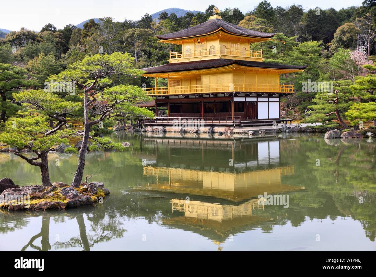 Kyoto, Giappone - Golden Pavillion shariden a Kinkakuji (Kinkaku-ji tempio). Buddista di tempio zen della Scuola Rinzai. Foto Stock