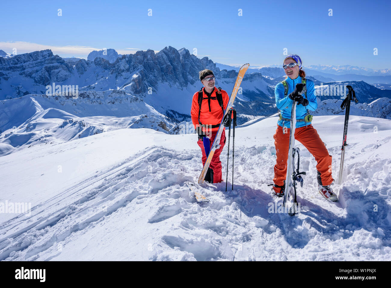 Due persone sci backcountry permanente al Sass Putia, Sass de Putia, parco naturale Puez-Geisler, sito patrimonio mondiale dell'UNESCO Dolomiti, Dolomiti, Sou Foto Stock