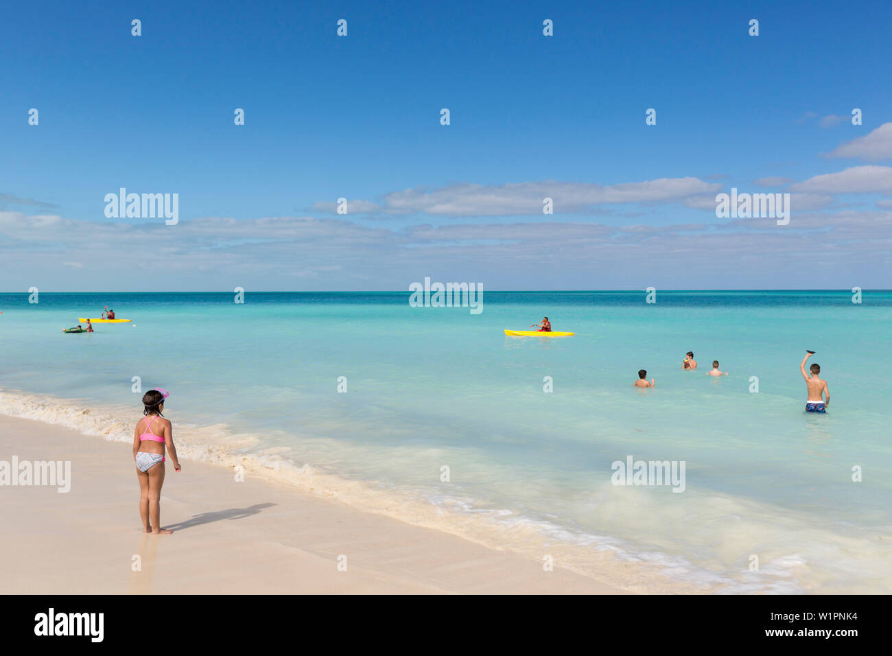 I turisti in Cayo Coco Beach, sabbiosa spiaggia da sogno, mare blu turchese, snorkeling, nuoto, Memorie Flamenco Beach Resort, hotel, viaggio di famiglia a Cuba Foto Stock
