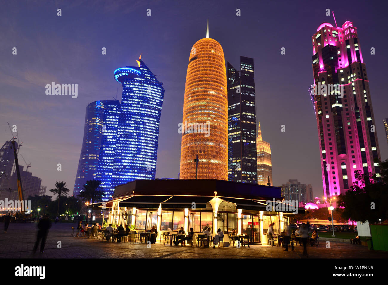 Di notte presso i grattacieli al nord Corniche, Doha, Qatar Foto Stock