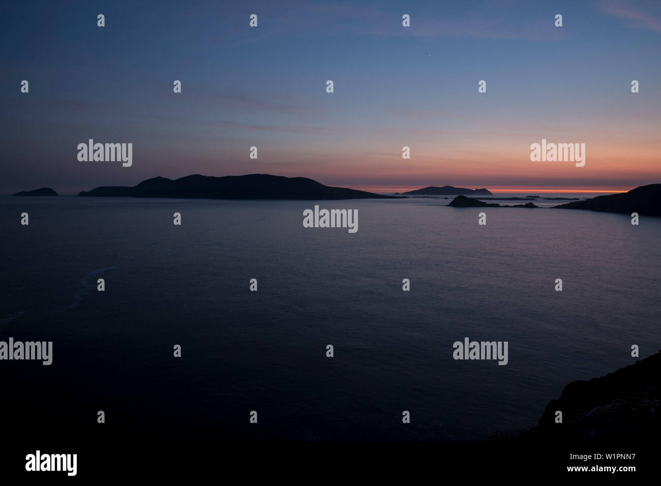 Crepuscolo Slea sulla testa con una vista per le grandi isole Blasket visto da mentre si cammina per la strada di Dingle, Slea Head, penisola di Dingle, nella contea di Kerry, Irel Foto Stock