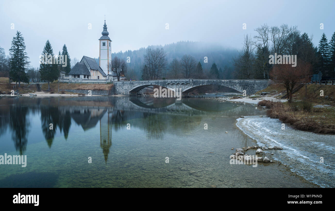 Ponte presso il villaggio di Ribcev Laz, Lago Bohinje, Triglav Parco Nazionale, Slovenia Foto Stock