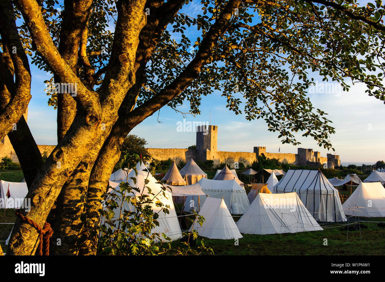 Le mura della città vecchia di Visby, tenda camp festival medievale di fronte alla città vecchia parete, Schweden Foto Stock