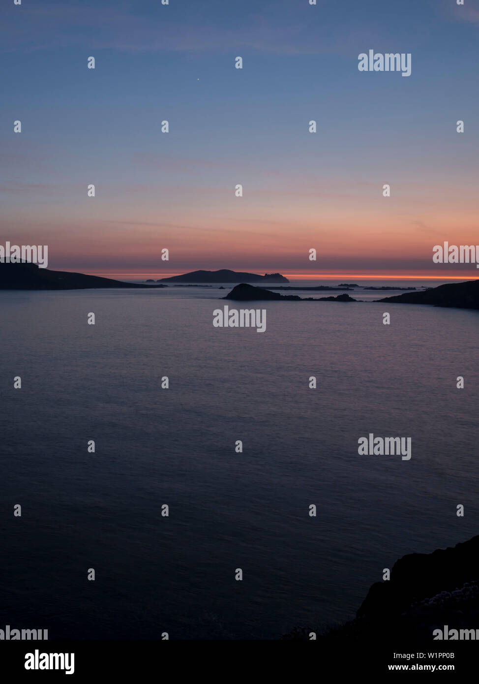 Crepuscolo Slea sulla testa con una vista per le grandi isole Blasket visto da mentre si cammina per la strada di Dingle, Slea Head, penisola di Dingle, nella contea di Kerry, Irel Foto Stock