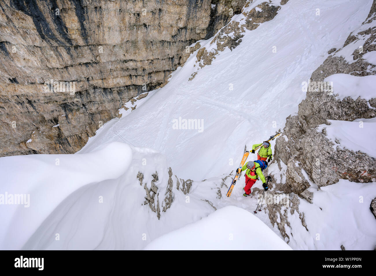Due persone sci backcountry salendo attraverso canyon a Puezspitze, Puezspitze, parco naturale Puez-Geisler, sito patrimonio mondiale dell'UNESCO Dolomiti, FARE Foto Stock