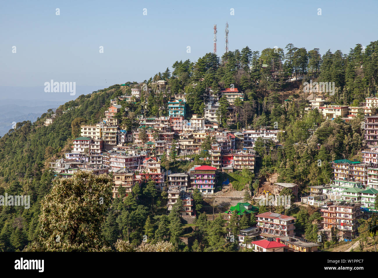 Vista su McLeod Ganj, Himachal Pradesh, India, Asia Foto Stock